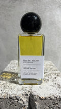 Echo Notes Blonde Amber perfume bottle surrounded by rum, olibanum, dried fruits, white tobacco, sandalwood, and vanilla pods.