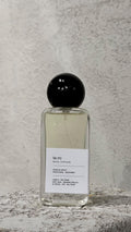 Echo Notes Tero perfume bottle surrounded by salted caramel, spicy black pepper, warm cinnamon, and dark oak wood.